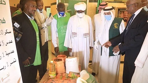 بالصور.. مركز الملك سلمان للإغاثة يدشن مشروع توزيع 38 ألف سلة غذائية لشهر رمضان في السودان