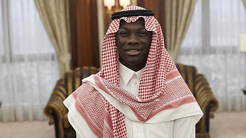 مرتديًّا الزي السعودي.. محترف الهلال يهنئ المسلمين بشهر رمضان