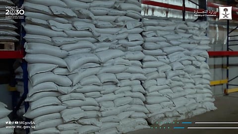 بالصور.. ضبط 32 طن بقوليات منتهية الصلاحية في جدة