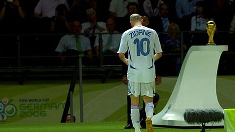 «نطحة زيدان» و«لكمة ماتيراتزي».. «كورونا» ينعش ذاكرة الكرة الإيطالية