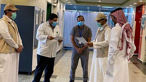 بالصور.. مدير صحة الطائف يتابع جهود مجمع الملك فيصل لمواجهة كورونا