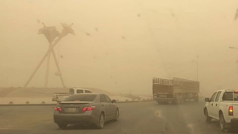 الصخري: رياح نشطة وأتربة مثارة على مناطق عدة بالمملكة