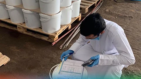 بالصور.. «الغذاء والدواء» تضبط 64 طنًا من منتجات غذائية مخالفة بمستودع بتبوك