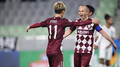 إنييستا سعيد في اليابان.. ويستبعد فكرة الاعتزال قريبًا