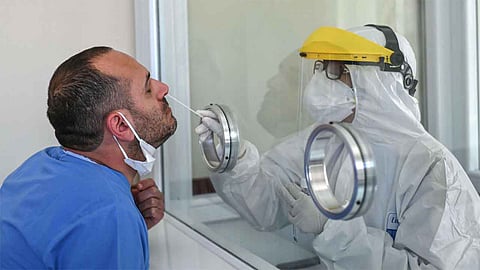 7 إجراءات من «لجنة متابعة مستجدات كورونا» للتأكد من سلامة الممارسين الصحيين