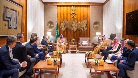 لوحة تشكيلية للفنانة لولوه الحمود تزين مكتب ولي العهد.. ووزير الثقافة يعلق