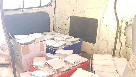 ضبط مركبة بداخلها وجبات فاسدة في جنوب مكة