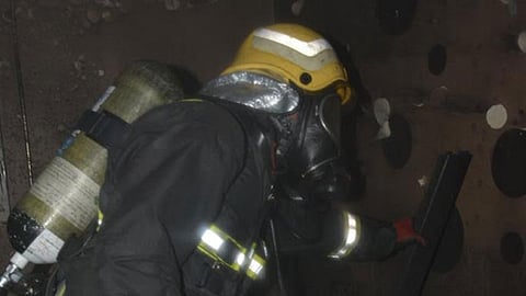 بالصور.. مدني جازان يخمد حريقًا نشب بشقة سكنية بسبب التماس كهربي