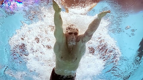 بالفيديو.. بطل أولمبي يتدرب في حوض سباحة صغير بحديقة منزله