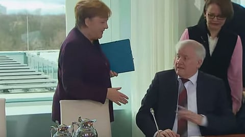 وزير الداخلية الألماني يرحب بعودة «بوندسليجا» خلال الشهر الحالي