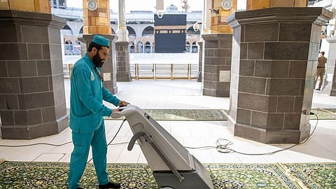 بالصور.. غسل وتعقيم مكبرية المسجد الحرام ٧ مرات يوميًّا
