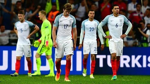 مكافآت «الأسود الثلاثة» تصب في صالح كورونا