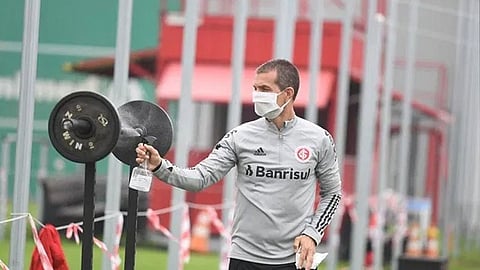 إنترناسيونال أول الأندية البرازيلية استئنافًا للتدريبات