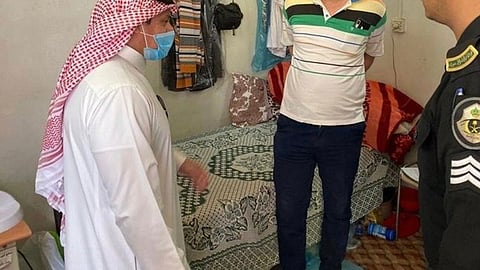 عامل عربي يدير صالون حلاقة منزليًّا بعسير.. وأمانة المنطقة تتدخل