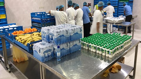 بالصور.. الدعم المجتمعي تقدم 27 طن تمور و200 ألف سلة تموينية بالرياض