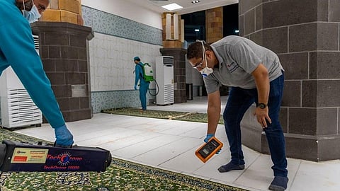 شؤون الحرمين تواصل أعمال تطهير وتعقيم سجاد مكبرية المسجد الحرام