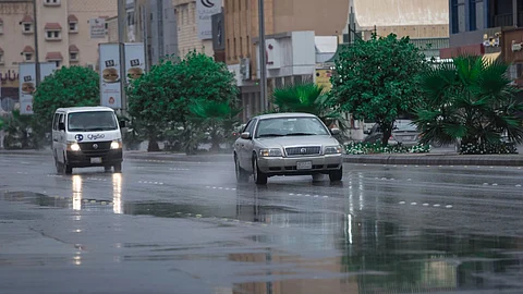 «الزعاق» يتوقع أجواءً متقلبة وأمطارًا متفرقة في عدة مناطق بالمملكة