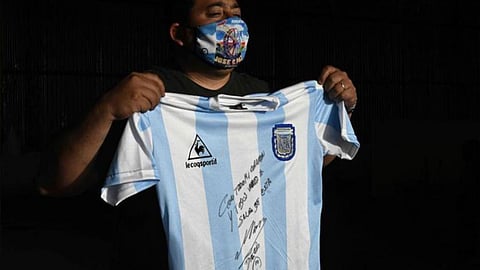 قميص مارادونا يسهم في تجاوز حي فقير لجائحة كورونا