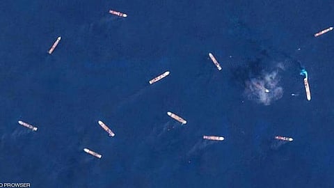 الأقمار الصناعية ترصد عشرات السفن عالقة في البحار بسبب كورونا