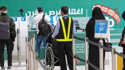 بالصور.. مطار الملك عبدالعزيز يستقبل مواطنين عائدين من باريس