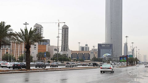 «الصخري»: سحب رعدية وأمطار متفاوتة على مناطق عدة بالمملكة