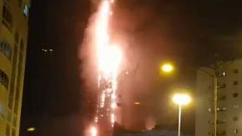 شرطة الإمارات: عقب سيجارة أو جمرات فحم سبب حريق برج أبكو بالشارقة