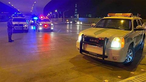 القبض على مقيمَين استدرجا وافدَين واعتدَيا عليهما وسلبا أموالهما بالرياض