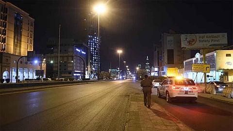 شرطة الرياض تطيح بمقيمين صوّرا مقطع فيديو لصعود أحدهما فوق مركبة أمنية