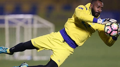 حارس النصر يوضح سر التفوق على ميسي.. وحقيقة الخلاف مع جونز