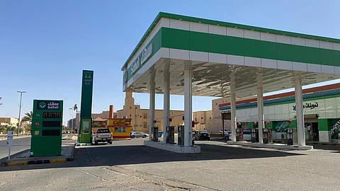 أمانة الجوف تتابع محطات الوقود للتأكد من عرض تشغيل الأسعار الجديدة
