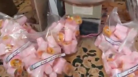 بالفيديو.. ضبط كميات كبيرة من الأغذية المضرة بصحة الأطفال في منزل شعبي بعسير