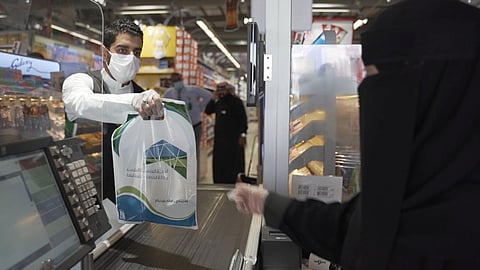 أمانة العاصمة المقدسة توزع معقمات مجانًا في مكة المكرمة