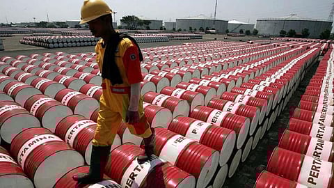 سلطنة عمان تدرس خفض نحو 15 ألف برميل نفط.. ووزير نيجيري: كبحنا الربع