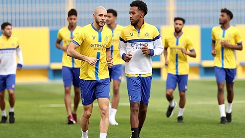 بالفيديو.. نجم النصر يجمع التبرعات لبناء مسجد