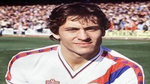 بسبب مشاجرة في حانة.. لاعب منتخب إنجلترا السابق يصارع الموت