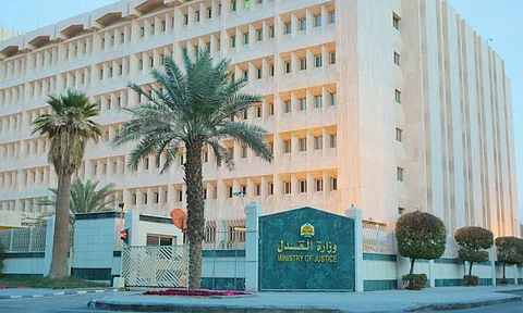 إنفوجراف.. العدل توضح آلية التقاضي عبر الاتصال المرئي