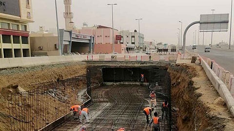 بالصور.. إنجاز 90% من مشروع تصريف مياه الأمطار والسيول بمخطط «الشرائع 5»