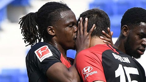 مدرب هيرتا برلين يدافع عن خرق لاعبيه قواعد التباعد الاجتماعي