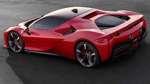 فيراري تضع شرطًا أساسيًا لإنتاج سيارات كهربائية خارقة