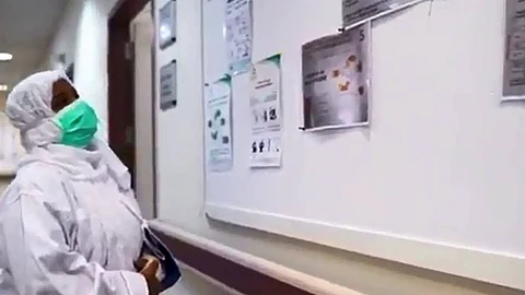 شاهد.. ممرضة بمكة تتعرض لحادث مروري وتصر على العمل لخدمة مرضى كورونا