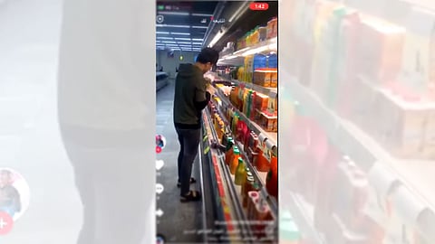 فيديو يوثق قيام شخصين بالشرب من عبوات عصير بمركز تجاري وغلقها مجددًا