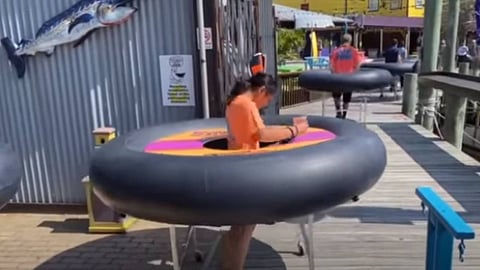 بالفيديو.. مطعم يفرض التباعد الاجتماعي بطاولات إطارات متحركة