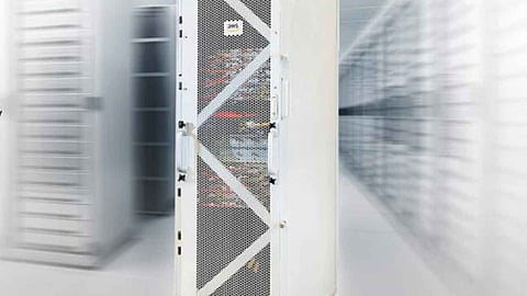 أمازون ويب سيرفيسز توفر خدمة AWS Outposts في السعودية والإمارات