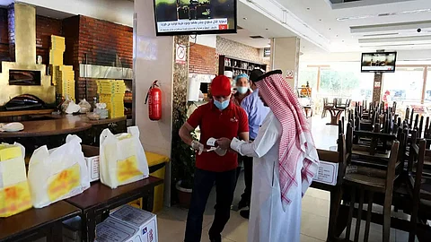 التجارة تحدد آلية عمل المطاعم خلال فترة منع التجول الكلي