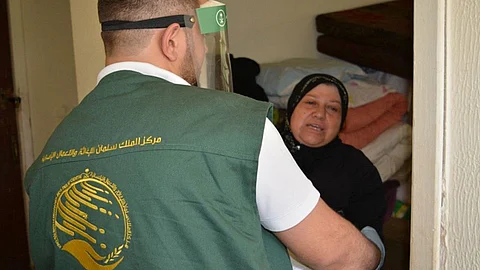 بالصور.. مركز الملك سلمان للإغاثة يوزع سلالًا غذائية في لبنان وقرب صنعاء