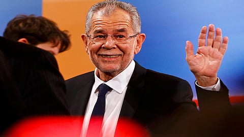 بعد وقت الحظر.. شرطة النمسا تضبط رئيس البلاد وزوجته في مطعم