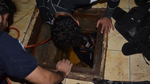 بالصور.. انتشال طفل سقط في خزان مياه بحي الثعالبة