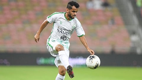 عسيري يقترب من ارتداء قميص الهلال.. والعقوبات تلاحقه