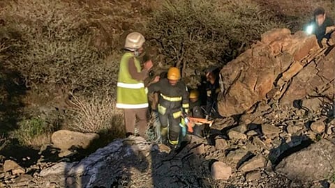 مدني الطائف ينقذ رجلين وطفلًا فُقدوا بمنطقة جبلية وعرة