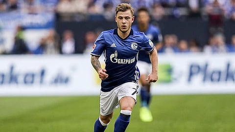 لاعب كريستال بالاس الإنجليزي يكشف موقفه من فيديو والده المسيء